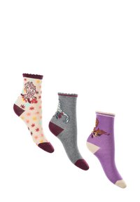 Conjunto de tres pares de calcetines tobilleros con colores variados: rosa con personajes, gris con un diseño de caballo y púrpura con un motivo de perro. Tejido de punto texturizado.