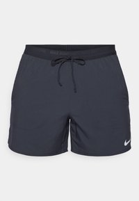Pantalones cortos de running Nike en gris oscuro, con cintura ajustable, bolsillos laterales, textura de tela suave y un logo blanco de Nike en el dobladillo.