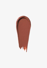 Tache de rouge à lèvres liquide marron brillant avec une texture lisse sur un fond blanc uni.