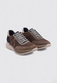 Zapatillas de malla marrón y ante con acentos grises, punta redondeada y suela de goma beige. Presenta texturas y cordones contrastantes.