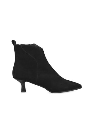 Schwarzer Wildleder-Knöchelboot mit spitzer Schuhspitze, seitlichem Reißverschluss und niedrigem, geschwungenem Kittenabsatz.