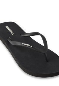 Mustad musta varbatsi, millel on tekstureeritud talla, õhukesed kummiribad ja kaubamärk "ONEILL" trükitud valge värviga jalatallale ja ülemisele ribale.
