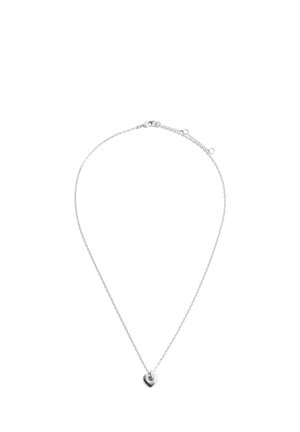 Cadena delicada de plata con un pequeño colgante pulido en forma de corazón y cierre ajustable de langosta.