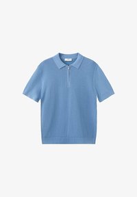 Polo de punto de manga corta azul claro con panel frontal texturizado y cuello con cremallera hasta la mitad sobre fondo blanco.