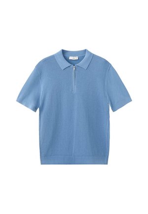 Polo a maniche corte in maglia azzurro chiaro con pannello frontale testurizzato e colletto con mezza zip su sfondo bianco.