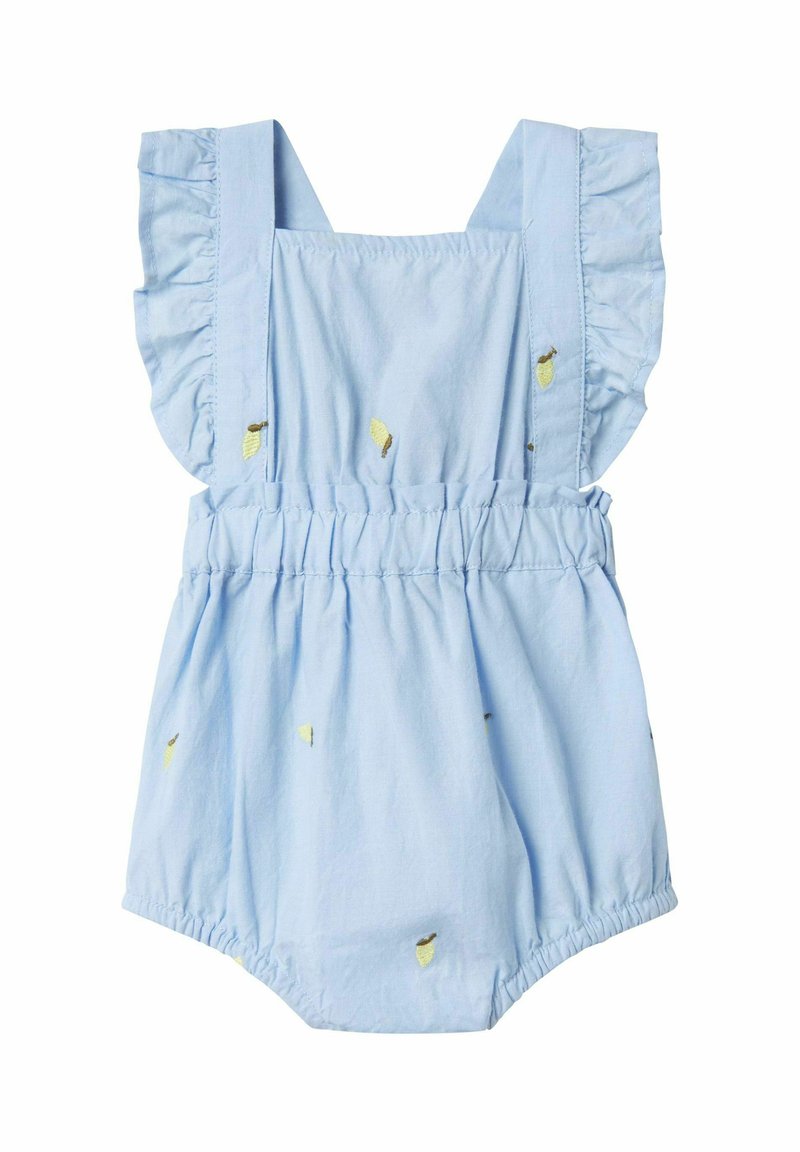 Mono de algodón azul claro con tirantes con volantes, cintura elástica y detalles bordados de hojas en amarillo y marrón. Textura suave, diseño casual.