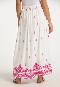 Fustă maxi din țesătură albă cu broderie florală roz, talie elastică și design detaliat la margine. Textură netedă cu o siluetă fluidă.