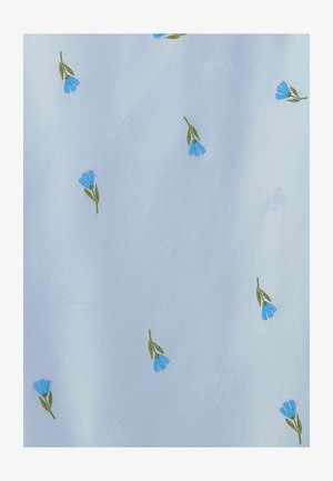 Tessuto azzurro chiaro con piccoli fiori blu ricamati e steli verdi distribuiti uniformemente sulla superficie.