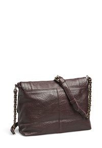 Sac bandoulière en cuir bordeaux avec une surface texturée, doté d'une sangle détachable et d'accents en chaîne. Design à fermeture à rabat simple.