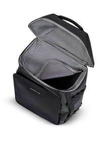 Czarny plecak z otwartym dnem, z szarym wnętrzem, wieloma przegrodami i przednią kieszenią do przechowywania. Wykonany z trwałego materiału.