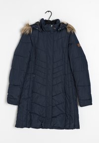 Manteau matelassé bleu marine avec capuche bordée de fourrure, fermetures éclair et motif matelassé diagonal. Il dispose de poches latérales et d'un patch de marque sur la manche.