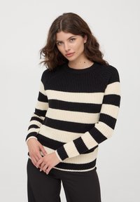 Sweter w czarno-kremowe paski, dzianinowa faktura, okrągły dekolt, ściśnięte mankiety i dół, z naprzemiennymi szerokimi poziomymi paskami.