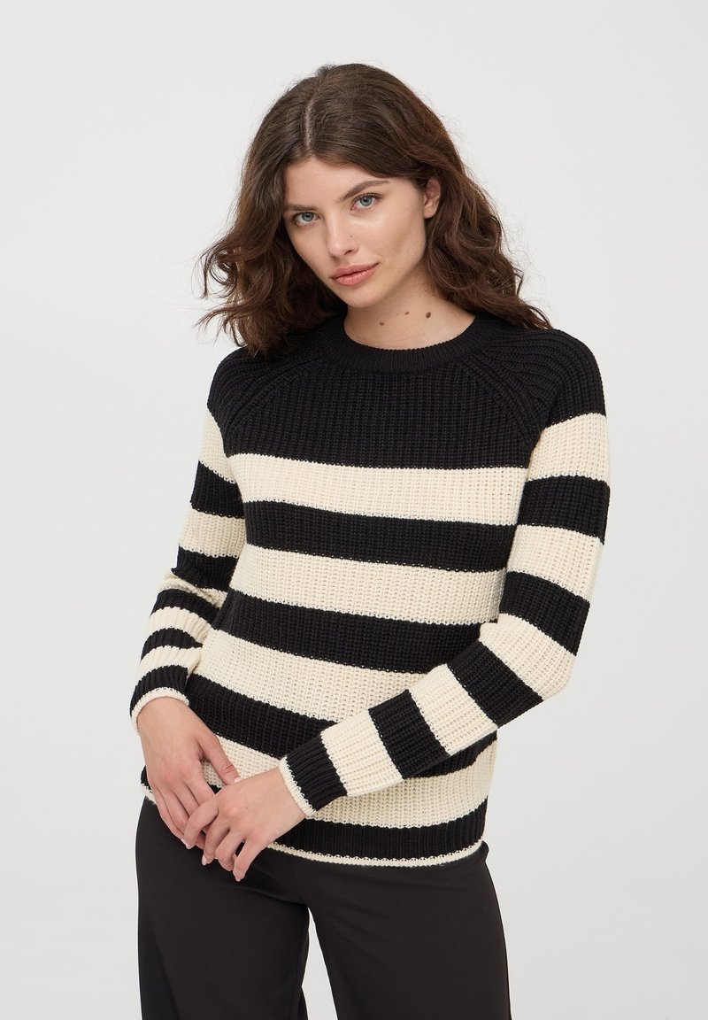 Sweter w czarno-kremowe paski, dzianinowa faktura, okrągły dekolt, ściśnięte mankiety i dół, z naprzemiennymi szerokimi poziomymi paskami.