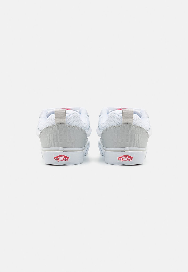 Zapatillas blancas con detalles grises, parte superior de malla y textil suave, cuello acolchado y suela de goma plana. Cuenta con etiqueta del logo en el talón.