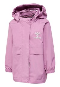 Lichtroze regenjas met een capuchon, elastische manchetten, sluiting met drukknopen aan de voorkant, twee grote zakken en een geborduurd logo op de borst.