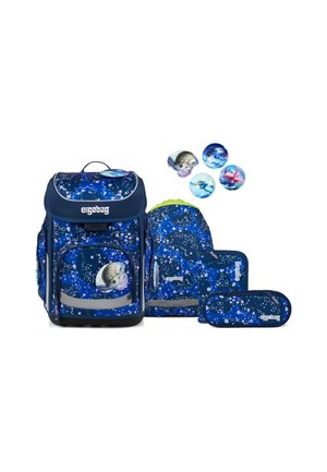Ensemble de sac à dos Ergobag en bleu foncé avec des motifs de bulles. Comprend un sac à dos, un sac plus petit et un étui à crayons. Détails graphiques d'animaux remarquables.