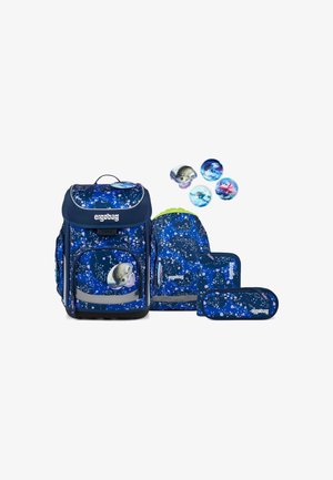 Ergobag-Rucksack-Set in Dunkelblau mit Blasenmustern. Enthält einen Rucksack, eine kleinere Tasche und ein Federmäppchen. Auffällige tierische Grafiken.