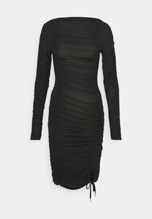 Juodas ilgas suknelė su surinkta tekstūra, turinti kvadratinį iškirpimą ir raištelio detalę apatinėje dalyje, leidžiančią reguliuoti dydį. Sklandus audinys.