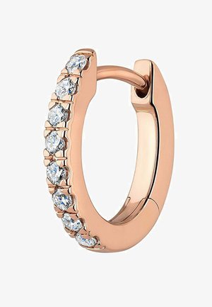 Pendiente de aro en oro rosa con una fila de cristales redondos y transparentes a lo largo de un lado, acabado suave y diseño de cierre de bisagra seguro.