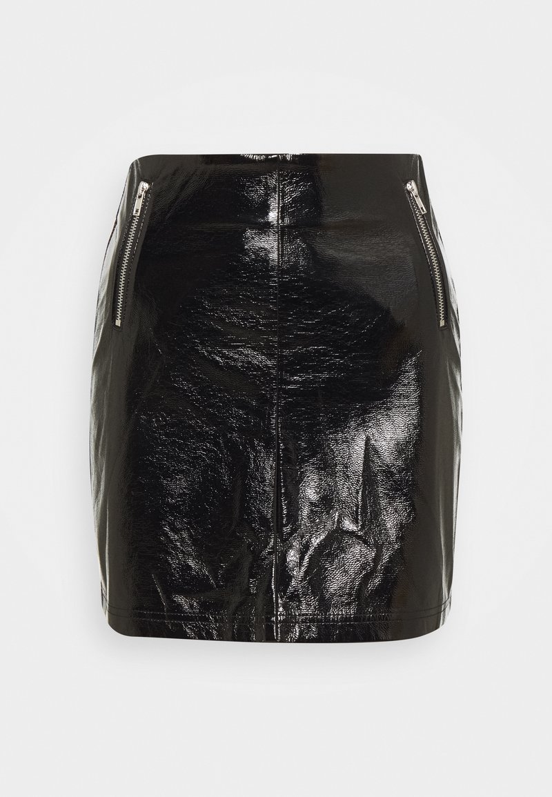 Mini-jupe noire brillante avec couture devant et deux poches verticales zippées de chaque côté.
