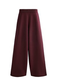 Pantaloni largi dintr-un material texturat burgundy. Au un tiv elastic înalt și un design lejer, fluid; nu sunt vizibile buzunare.