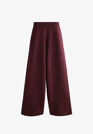 Wijdvallende broek van gestructureerde bordeauxrode stof. Voorzien van een hoge elastische tailleband en een losse, vloeiende pasvorm; geen zichtbare zakken.