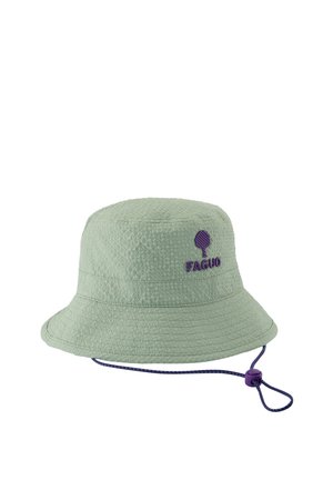 Lichtgroene bucket hat met textuur, verstelbare paarse koord en geborduurd paars boomlogo en "FAGUO" tekst aan de voorkant.