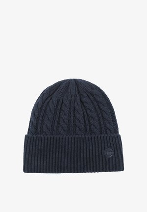 Dunkel marineblaue gestrickte Mütze mit Zopfmustern und umgeschlagenem geripptem Bund, mit kleinem rundem Logo am Bund.