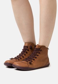 Camper PEU   - Botine cu șireturi - medium brown