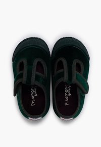 Dunkelgrüne Erwachsenenschuhe mit samtiger Oberfläche, ausgestattet mit zwei verstellbaren Riemen. Gummisohle sorgt für guten Halt; das Innenfutter ist dunkelviolett.