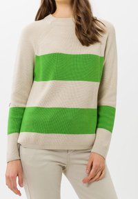 Pull beige avec des rayures horizontales vertes et crème, doté d'un col rond et d'une texture côtelée. Les poignets et l'ourlet sont finis.