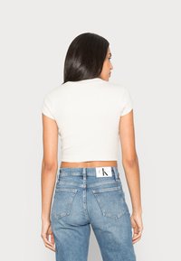 Calvin Klein Jeans CROPPED SLIM TEE - T-shirt básica - eggshell