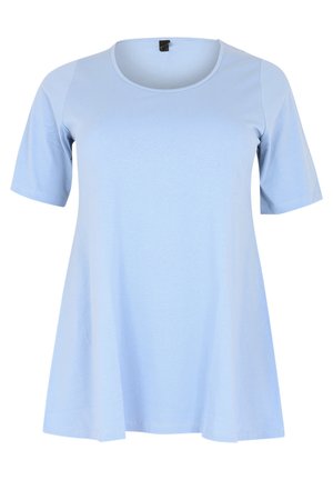 Helles blaues Kurzarmoberteil aus weichem Stoff. Verfügt über einen runden Halsausschnitt und ein schwingendes, A-Linien-Design mit glatter Textur und ohne sichtbare Muster.