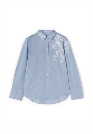 Lyseblå stribet langærmet skjorte med hvide knapper og hvidt blomstret blondecertifikat på højre skulder foran.