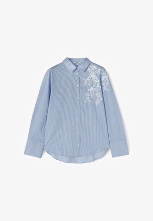 Lyseblå stribet langærmet skjorte med hvide knapper og hvidt blomstret blondecertifikat på højre skulder foran.