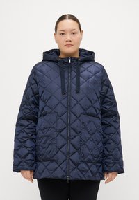Marineblå quiltet puffjakke med hette, frontglidelås og snøring, med store lommeapplikasjoner og en blank, glatt tekstur.