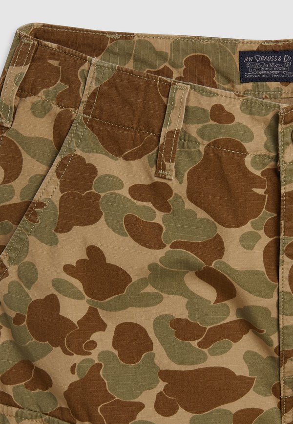 CARRIER CARGO - Shorts - duck harvest gold3