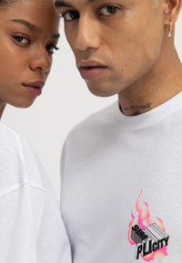 YOURTURN UNISEX - T-shirt estampada - white