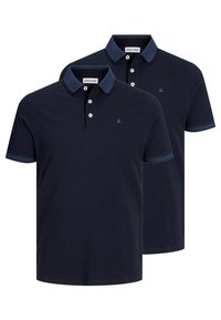 Marineblauwe poloshirts met een contrasterende kraag en mouwen. Voorzien van knopen bij de hals en een klein logo op de borst. Gemaakt van katoenen materiaal.