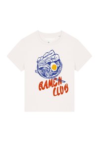 Witte katoenen t-shirt met een blauwe ramenkom illustratie en rode tekst "RAMEN CLUB". Korte mouwen en ronde halsontwerp.