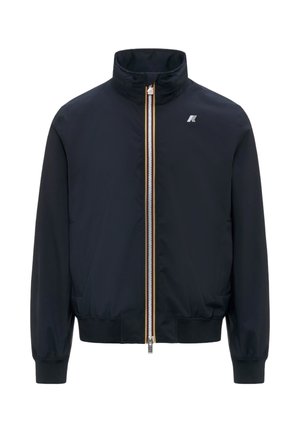 Tmavomodrá bunda na zips s vysokým golierom, elastickými manžetami a lemom, dvoma prednými vreckami a malým bielym logom na ľavej strane hrudníka.