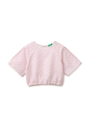 Różowa krótka bluzka z szerokimi, krótkimi rękawami i subtelnym jasnym wzorem, z marszczonym dołem i małym zapięciem na guziki z tyłu w formie otworu.