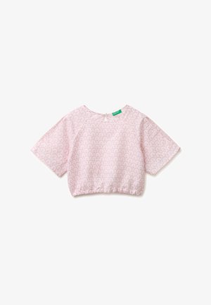 Różowa krótka bluzka z szerokimi, krótkimi rękawami i subtelnym jasnym wzorem, z marszczonym dołem i małym zapięciem na guziki z tyłu w formie otworu.