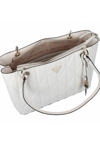 Bolso blanco acolchado con textura suave, ribete negro, doble cremallera superior y un adorno de logotipo metálico. Incluye una correa de hombro desmontable.