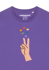 Lila Baumwoll-T-Shirt mit einem Grafikdesign von einer Hand, die ein Friedenszeichen zeigt, umgeben von bunten Herzformen in Orange, Gelb, Grün, Blau und Purpur.