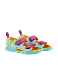 Sandalias de color azul claro con interior amarillo, que cuentan con dos correas ajustables rosas y diseño perforado. Acentuadas con un logo en el lateral.
