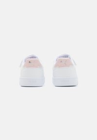 Witte sneakers met roze accenten, bovenwerk van glad leer, gevoerde kraag en rubberen zool. Heeft een Puma-logo op de achterkant en de tong.