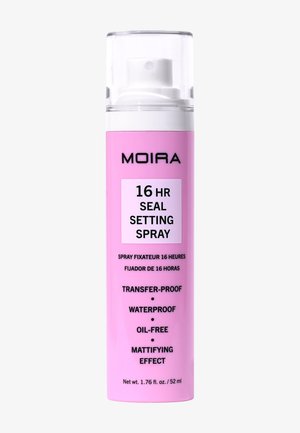 Moira 16-uurs fixatiesprayfles, roze met transparante dop, gelabeld als overdrachtsbestendig, waterdicht, olievrij, matterend effect, 52 ml.