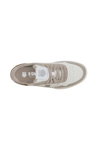 Sneakers de style court K-Swiss en blanc et beige, avec des accents en daim, un bout perforé, des lacets texturés et un logo sur la languette.