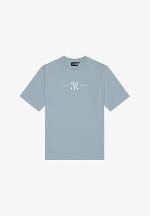 Lichtblauw T-shirt met korte mouwen, met een wit New York Yankees-logo en tekst gecentreerd op de borst, ronde hals en een middelmatige pasvorm.